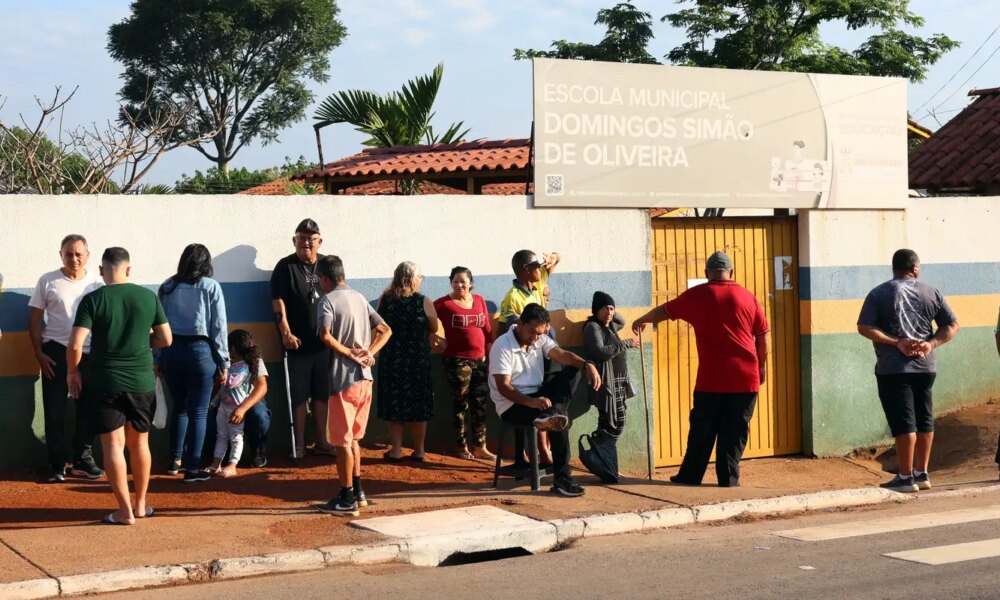 Analfabetos e ex-alunos votam sob emoção em escola que já foi curral