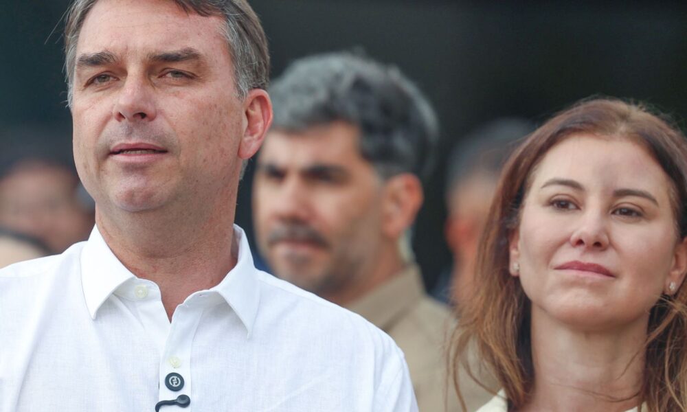 Flávio Bolsonaro participa de missa na Catedral de Brasília