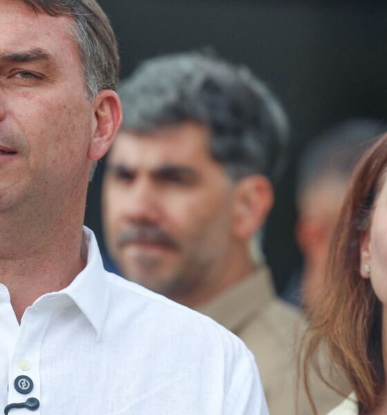 Flávio Bolsonaro participa de missa na Catedral de Brasília