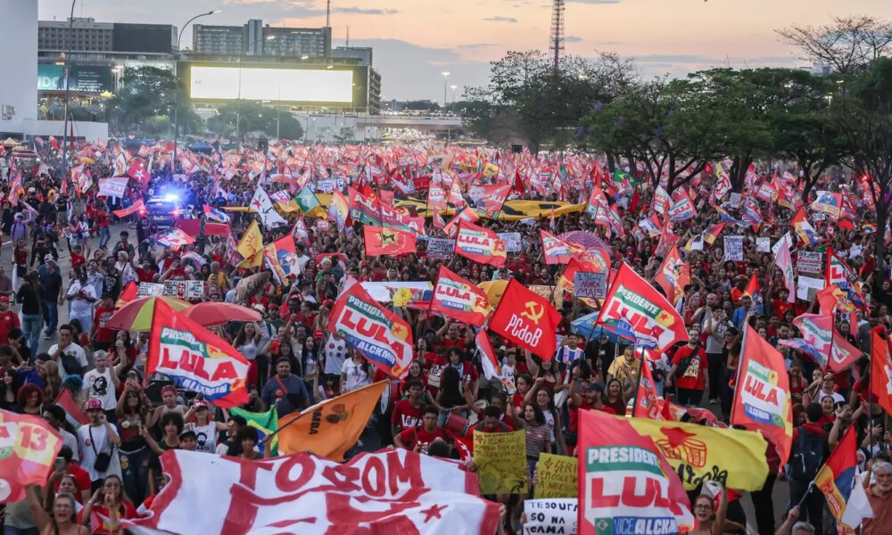 Milhares de estudantes tomam a Esplanada em apoio a Lula