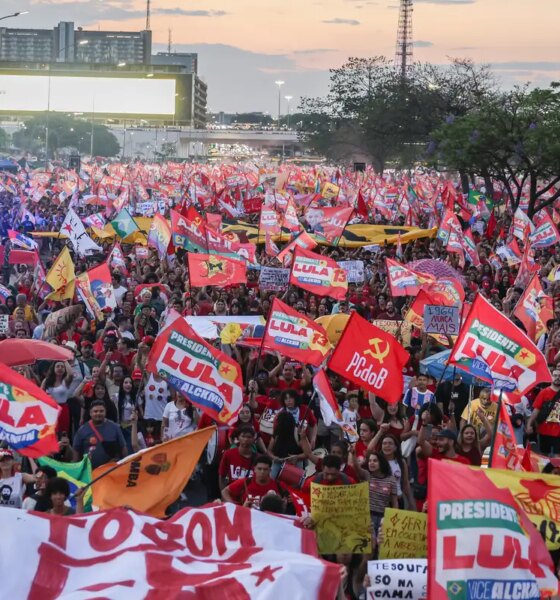 Milhares de estudantes tomam a Esplanada em apoio a Lula