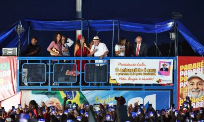 Lula e eleitores idosos se emocionam em “festa de aniversário”