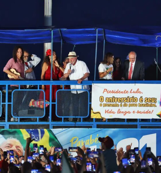 Lula e eleitores idosos se emocionam em “festa de aniversário”