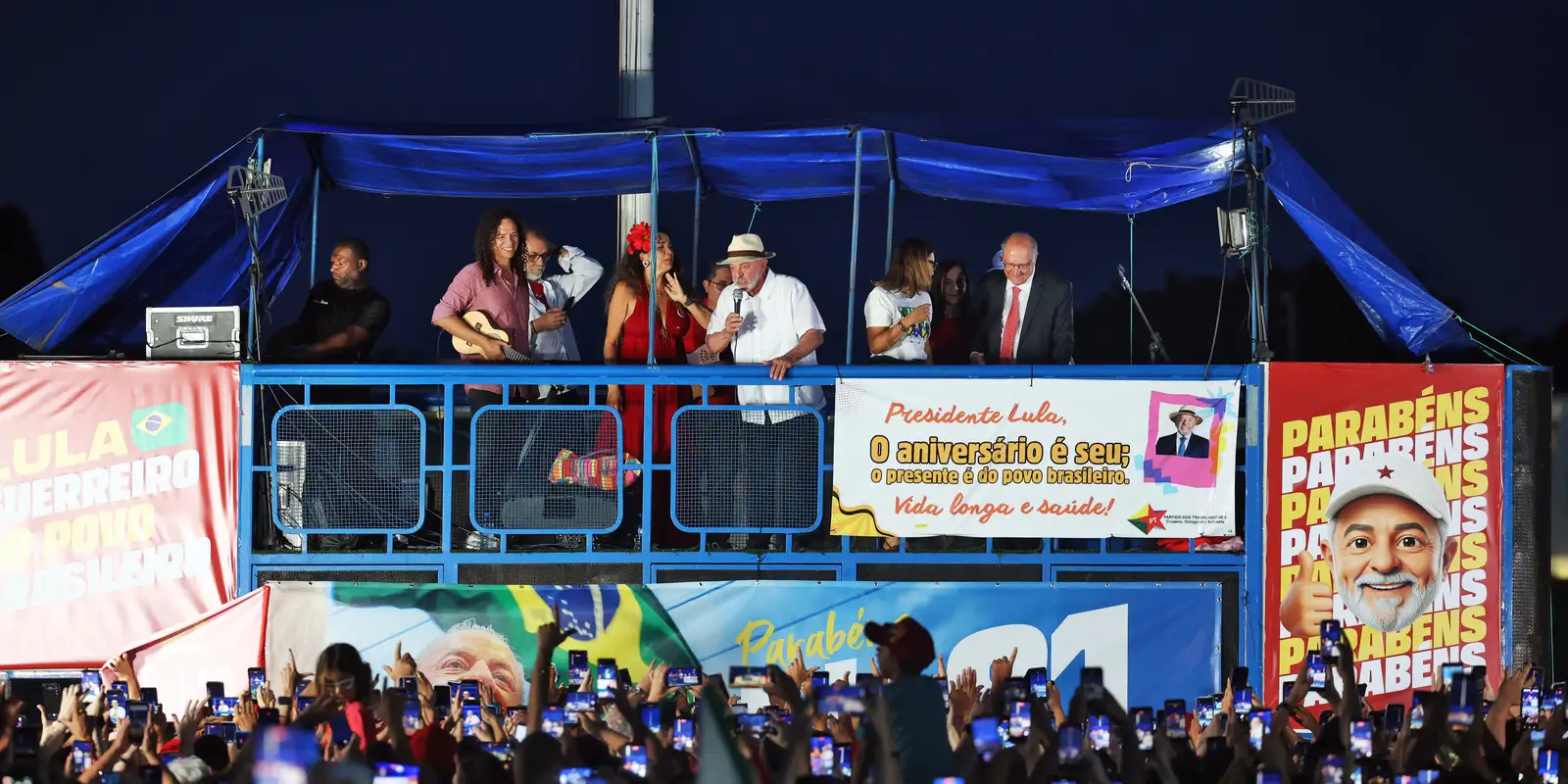 Lula e eleitores idosos se emocionam em “festa de aniversário”