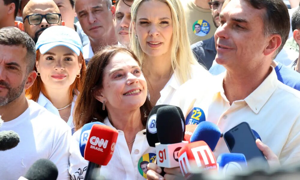 Flávio Bolsonaro diz que vai manter Bolsa Família e Farmácia Popular
