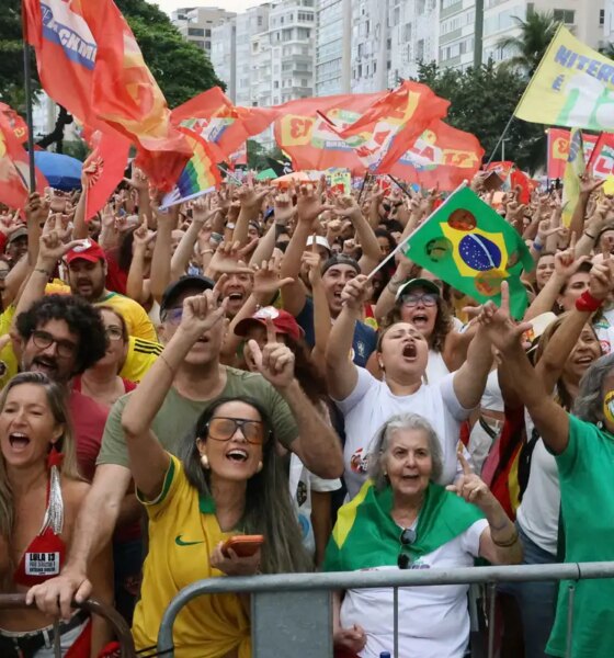Ato em apoio à democracia e a Lula reúne milhares em Copacabana