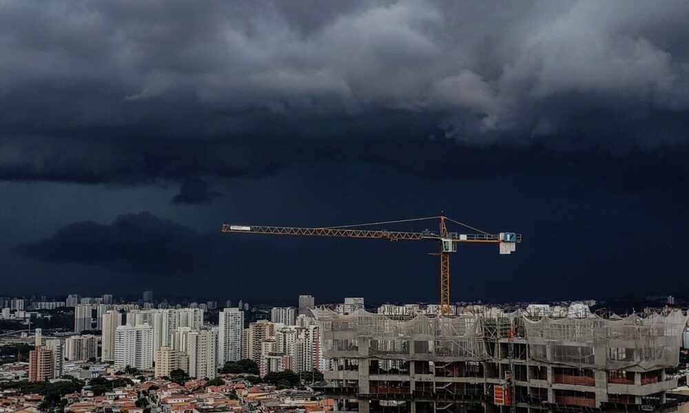 Campanha de Flávio pede votação até 19h por chuvas em alguns estados