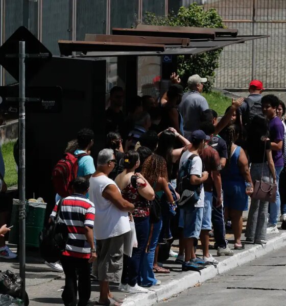 Motoristas de ônibus fazem paralisação na zona sul de São Paulo