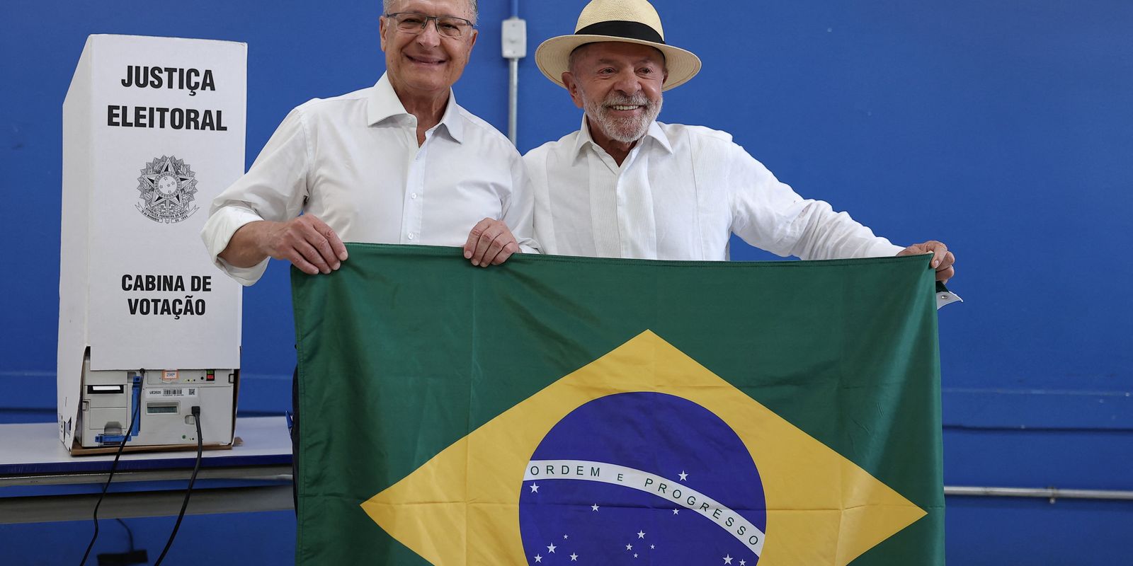 Mendonça dá 24h para remoção de posts sobre Lula e bandeira do Brasil 