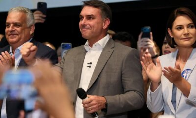 Flávio Bolsonaro recebe apoio de partidos e fala em mudar Constituição
