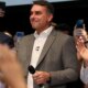 Flávio Bolsonaro recebe apoio de partidos e fala em mudar Constituição
