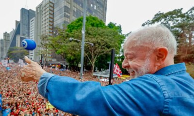 Ato pela reeleição de Lula leva milhares à Avenida Paulista
