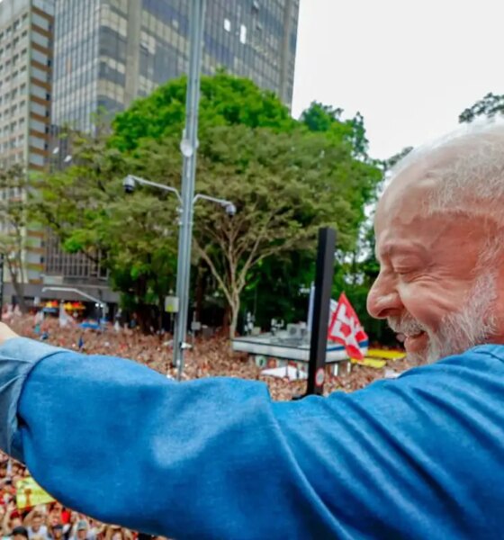 Ato pela reeleição de Lula leva milhares à Avenida Paulista