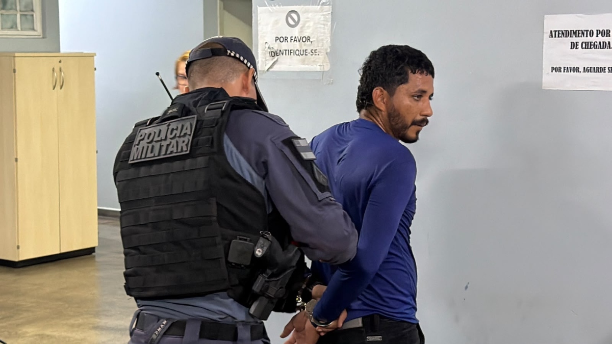 Homem rouba celular de passageira em carro de aplicativo e acaba preso pela PM no Centro de Manaus; veja vídeo