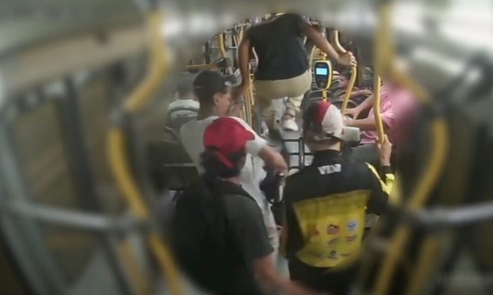 Vídeo mostra momento em que marginais fazem arrastão no ônibus 650, em Manaus; veja