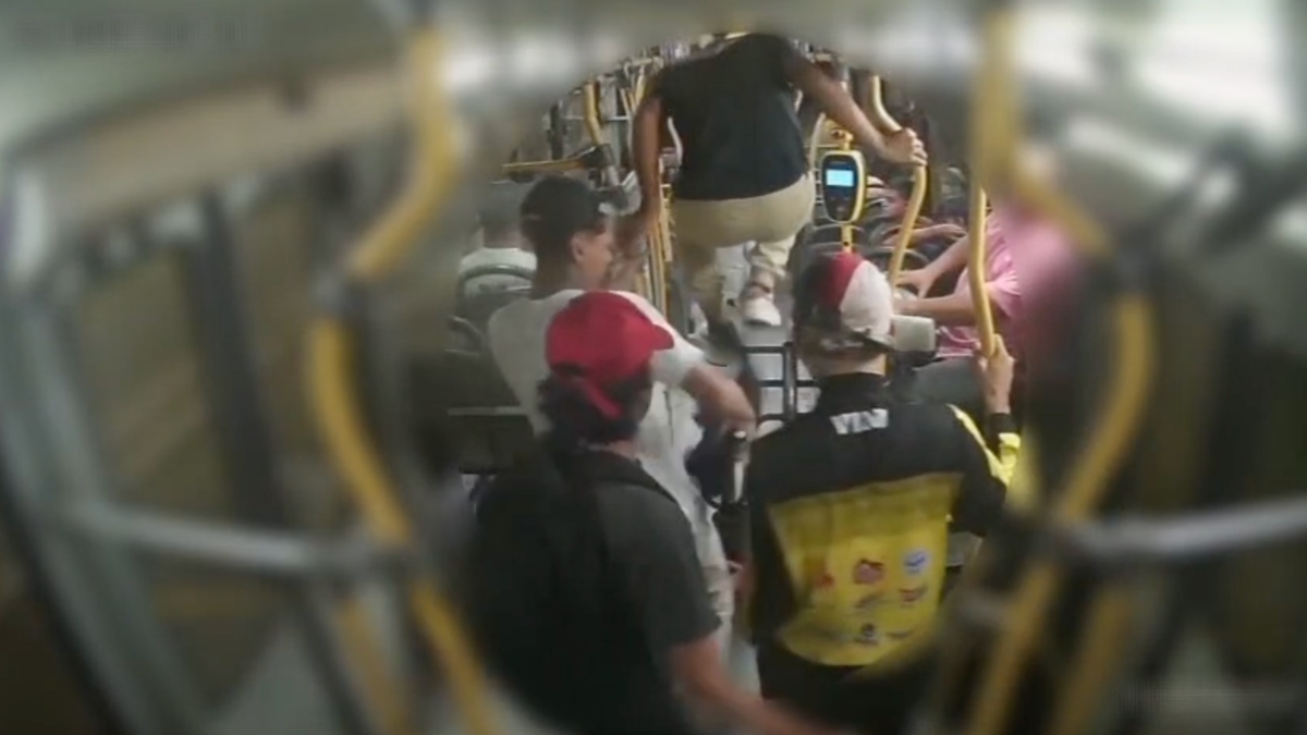 Vídeo mostra momento em que marginais fazem arrastão no ônibus 650, em Manaus; veja
