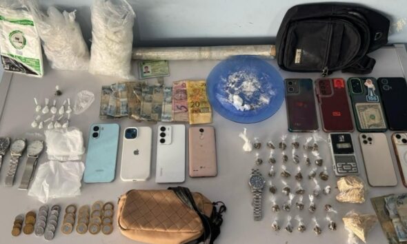 Dupla é presa com drogas, celulares e moto em Nhamundá