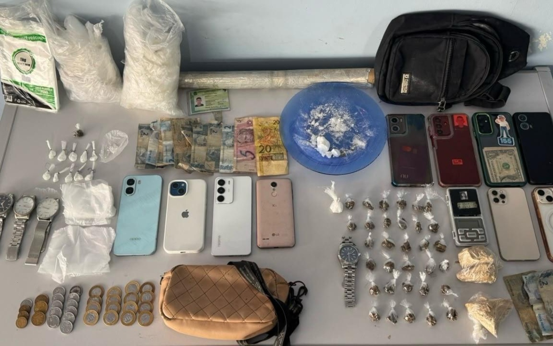 Dupla é presa com drogas, celulares e moto em Nhamundá