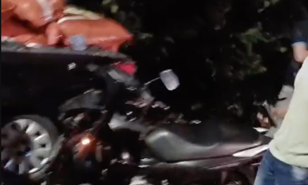 Cenas fortíssimas: grave ac1dente entre duas picapes deixa três vítimas; veja vídeo