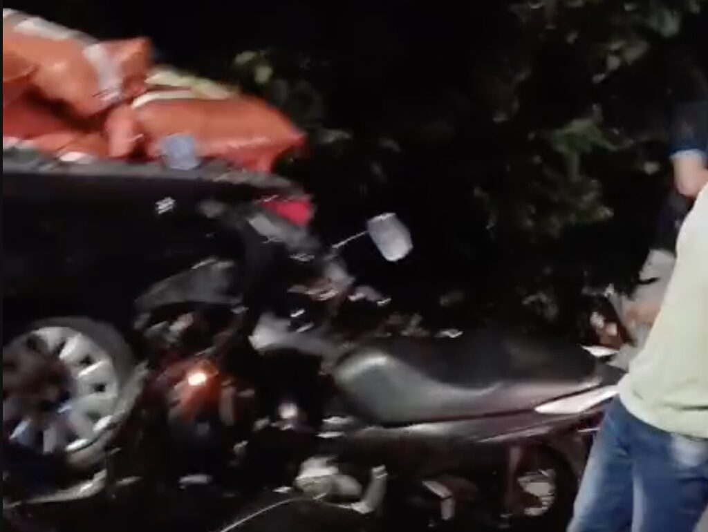 Cenas fortíssimas: grave ac1dente entre duas picapes deixa três vítimas; veja vídeo
