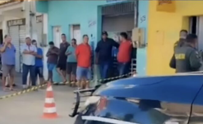 Vingança: mulher dá fac4da certeira no pescoço após levar ‘fora’ de ficante em adega; veja vídeo