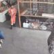 Após assaltar mulher, suspeito é perseguido e ameaça pessoas com peixeira na Feira do Japiim; veja vídeo