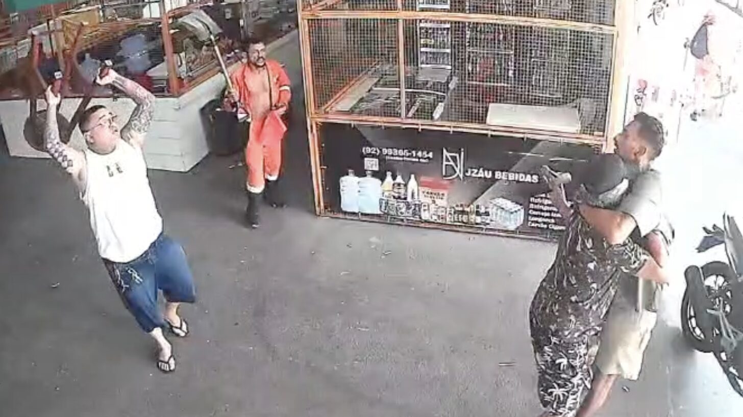 Após assaltar mulher, suspeito é perseguido e ameaça pessoas com peixeira na Feira do Japiim; veja vídeo