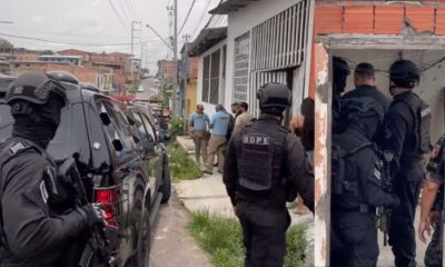 Mulher que é mantida refém junto com o filho de 1 ano em Manaus teria medida protetiva contra o marido sequestrador; veja vídeo