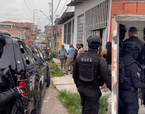 Mulher que é mantida refém junto com o filho de 1 ano em Manaus teria medida protetiva contra o marido sequestrador; veja vídeo