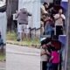 Tudo filmado: mulher é salva por PMs após ex-marido ciumento ameaçar atirar nela no meio da rua