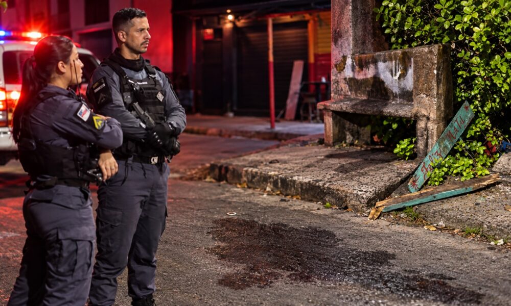Tribun4l da rua: homem acusado de assalto é esp4ncado com pedaços de madeira no bairro São Francisco; cenas fortes