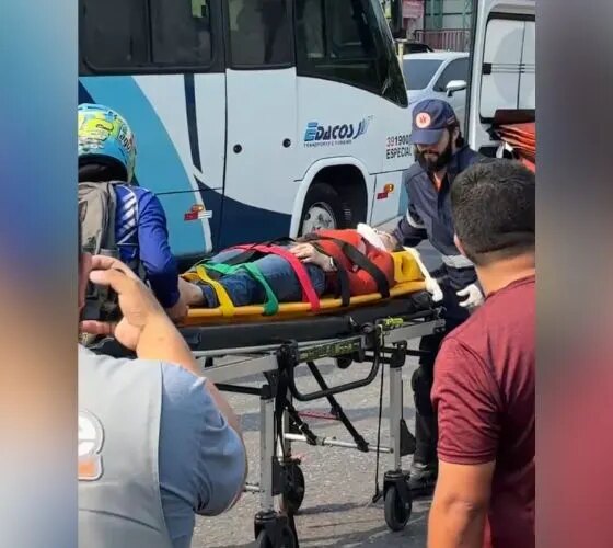 Acidente entre moto e carreta deixa passageira ferida no Coroado