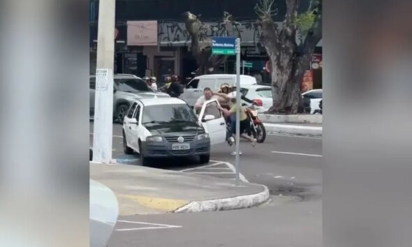 Motorista leva pedrada durante briga de trânsito em Manaus