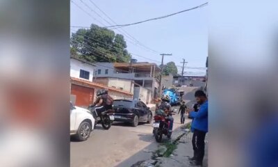 Caminhão com betoneira tomba ao subir ladeira em Manaus