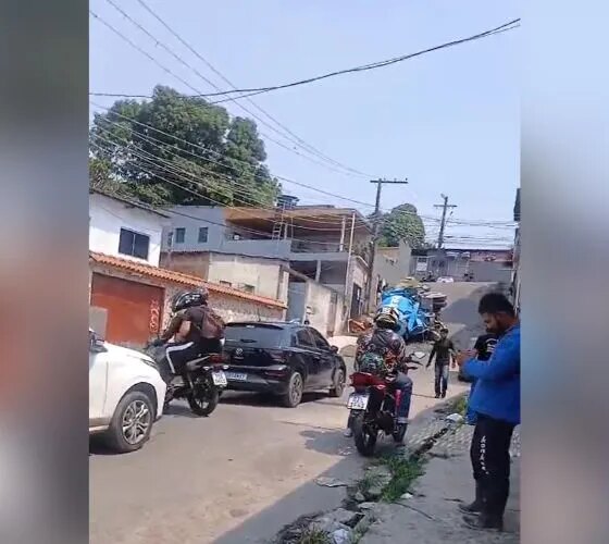 Caminhão com betoneira tomba ao subir ladeira em Manaus