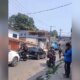Caminhão com betoneira tomba ao subir ladeira em Manaus