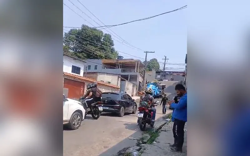 Caminhão com betoneira tomba ao subir ladeira em Manaus