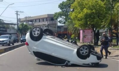 Carro capota e deixa mulher ferida no bairro Parque Dez