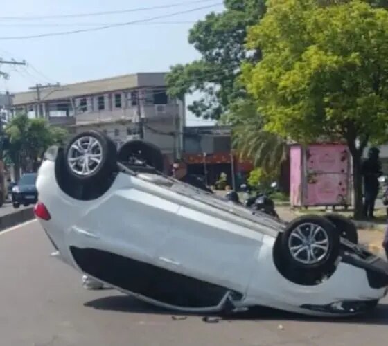 Carro capota e deixa mulher ferida no bairro Parque Dez