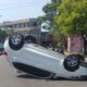 Carro capota e deixa mulher ferida no bairro Parque Dez