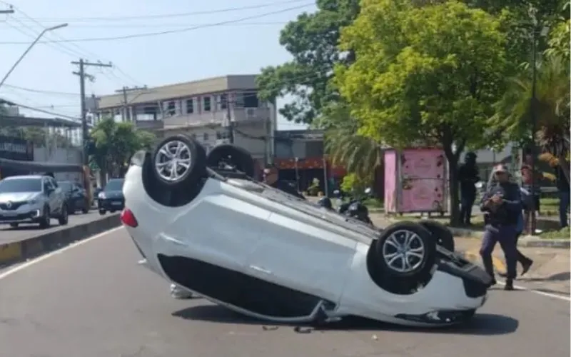 Carro capota e deixa mulher ferida no bairro Parque Dez