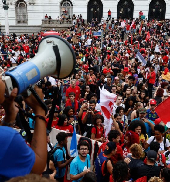 Estudantes fazem atos pelo país em apoio a Lula