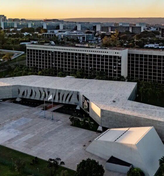 Ao TSE, Meta nega tratamento desigual entre candidaturas presidenciais