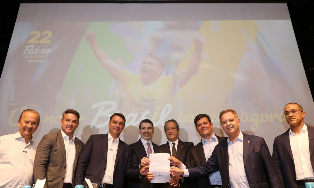 Flávio Bolsonaro recebe apoio de governadores eleitos e Cury