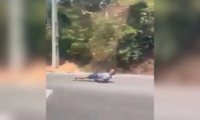 Homem desce deitado em skate no meio do trânsito em Manaus