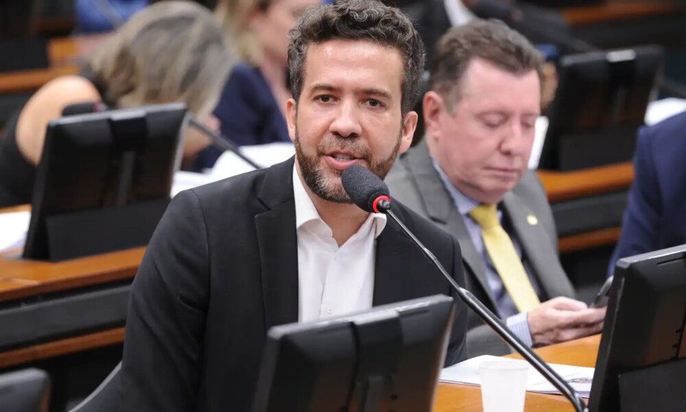 Janones denuncia censura em decisão do TSE contra "Exército do Lula"