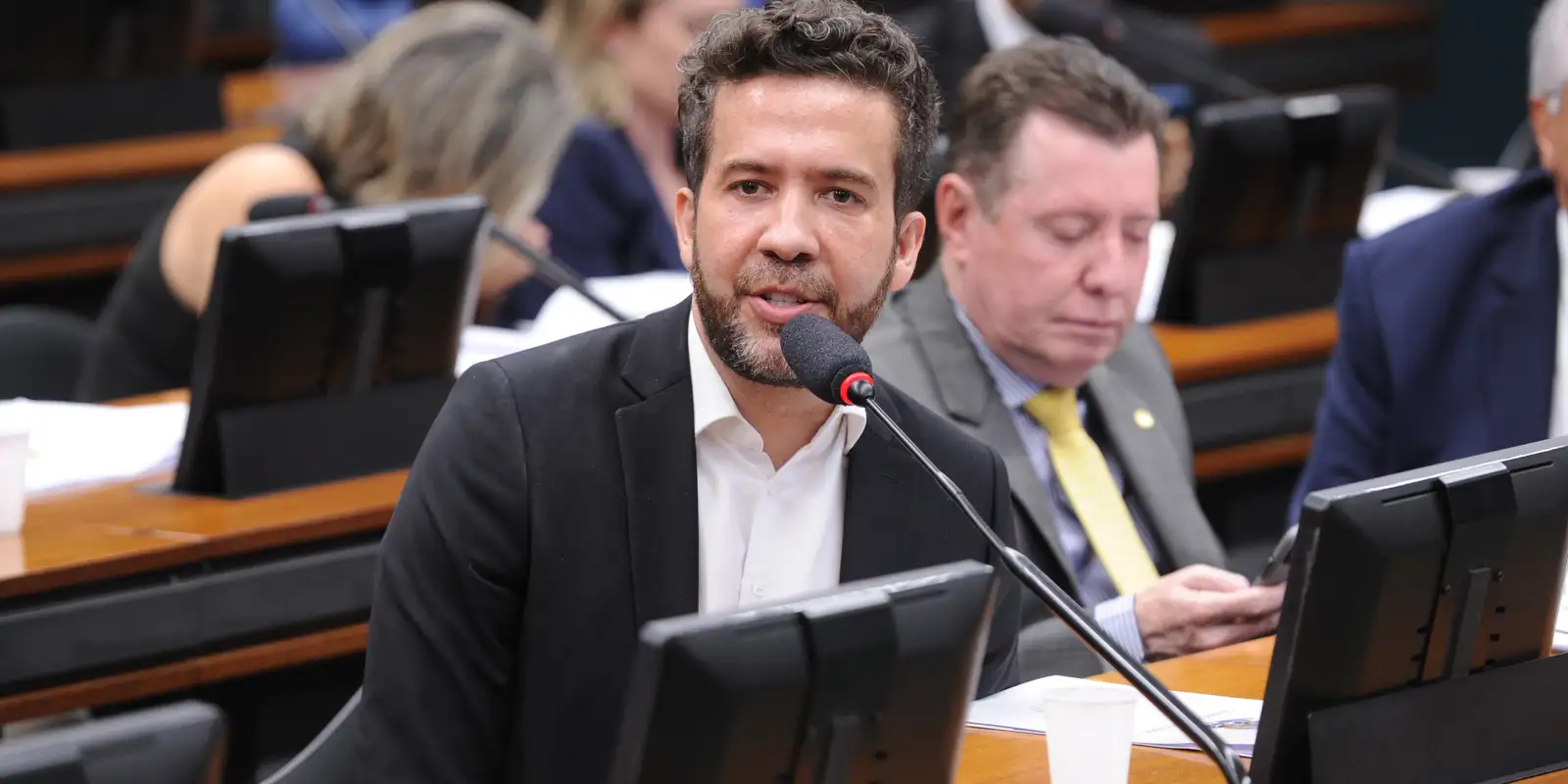 Janones denuncia censura em decisão do TSE contra "Exército do Lula"
