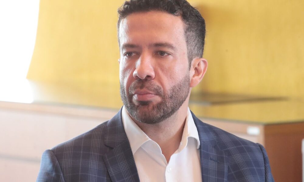 Janones poderá ter alta em 48 horas, diz boletim médico