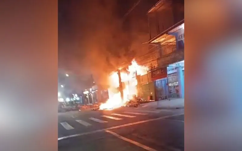 Incêndio atinge sucataria e mobiliza bombeiros na Avenida Itaúba