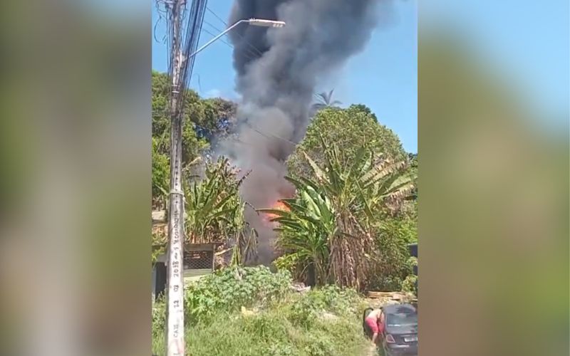 Incêndio em área de vegetação assusta moradores no Jorge Teixeira